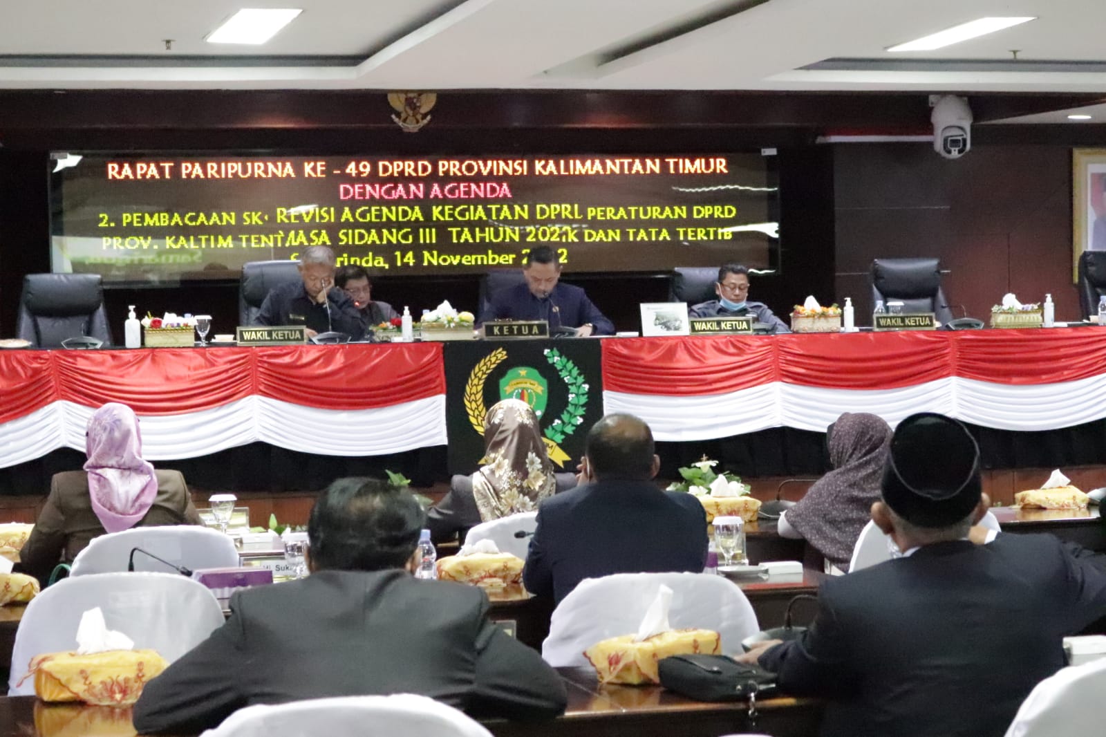 FOTO : PENYAMPAIAN LAPORAN : Rapat Paripurna ke – 49 DPRD Provinsi Kalimantan Timur tentang penyampaian laporan Bapemperda, Senin (14/11).