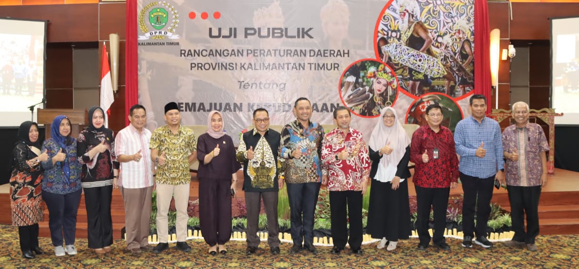 FOTO: MOMEN FOTO BERSAMA : Ketua Pansus Pemajuan Kebudayaan Sarkowi V Zahrry (tengah) bersama Wakil Ketua DPRD Kaltim Seno Aji, Wakil Gubernur Kaltim Hadi Mulyadi, dan sejumlah Anggota DPRD Kaltim saat Uji Publik Raperda Pemajuan Kebudayaan.