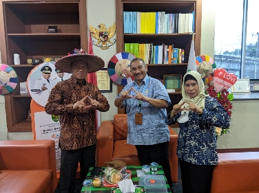 FOTO : Kepala Pusat Arsip Nasional RI (ANRI) Dr Sumitro ketika bertandang ke ruang kerja Kadis DPK M Syafranuddin(Tengah).