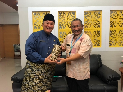 FOTO : Kepala Dinas Perpustakaan dan Kearsipan (DPK) Kaltim, M Syafranuddin (Kanan) dengan Kadis PK Kepulauan Riau (Kepri), Herry Andrianto