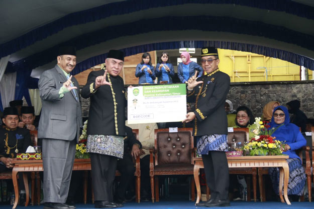 FOTO : Penyerahan langsung dilakukan Gubernur Kalimantan Timur Dr Isran Noor didampingi Kepala Dinas Perpustakaan dan Kearsipan Kalimantan Timur M Syafranuddin secara simbolis 5.000 eksplambar buku kepada bupati Kutai Timur Ardiansyah Sulaiman.