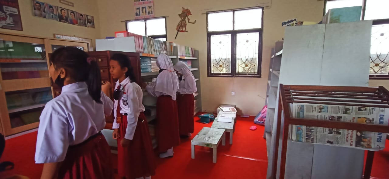 FOTO : SD Negeri 013 Kecamatan Balikpapan terus berupaya meningkatkan kualitas pendidikan dan minat baca murid di sekolah di perpustakaan miliknya.