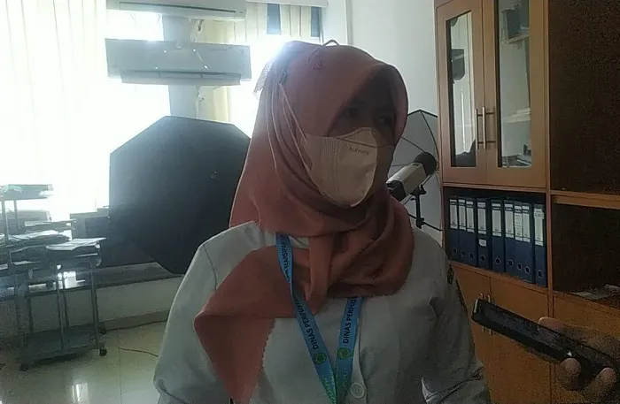 FOTO : Plt Kepala Bidang Deposit, Pelestarian, Pengembangan Koleksi dan Pengolahan Bahan Perpustakaan Daerah Kaltim, Patimah Irni