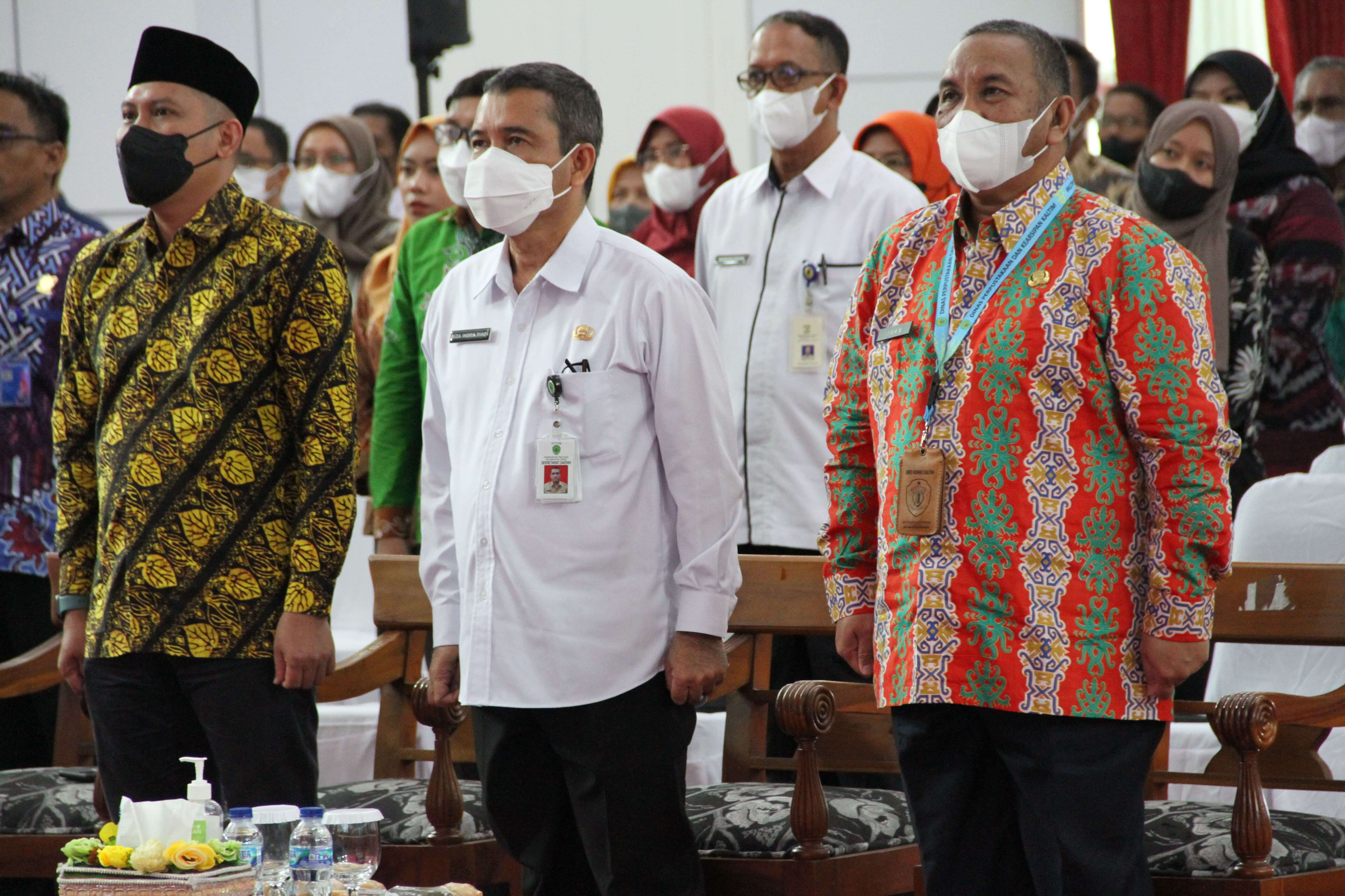 LAGU KEBANGSAAN : dari kanan ke kiri, Syafruddin, Asisten Administrasi Umum Pemprov Kaltim, Ir H Riza Indra Riadi dan Salehuddin hadir bersama menyayikan lagu kebangsaan Indonesia raya.