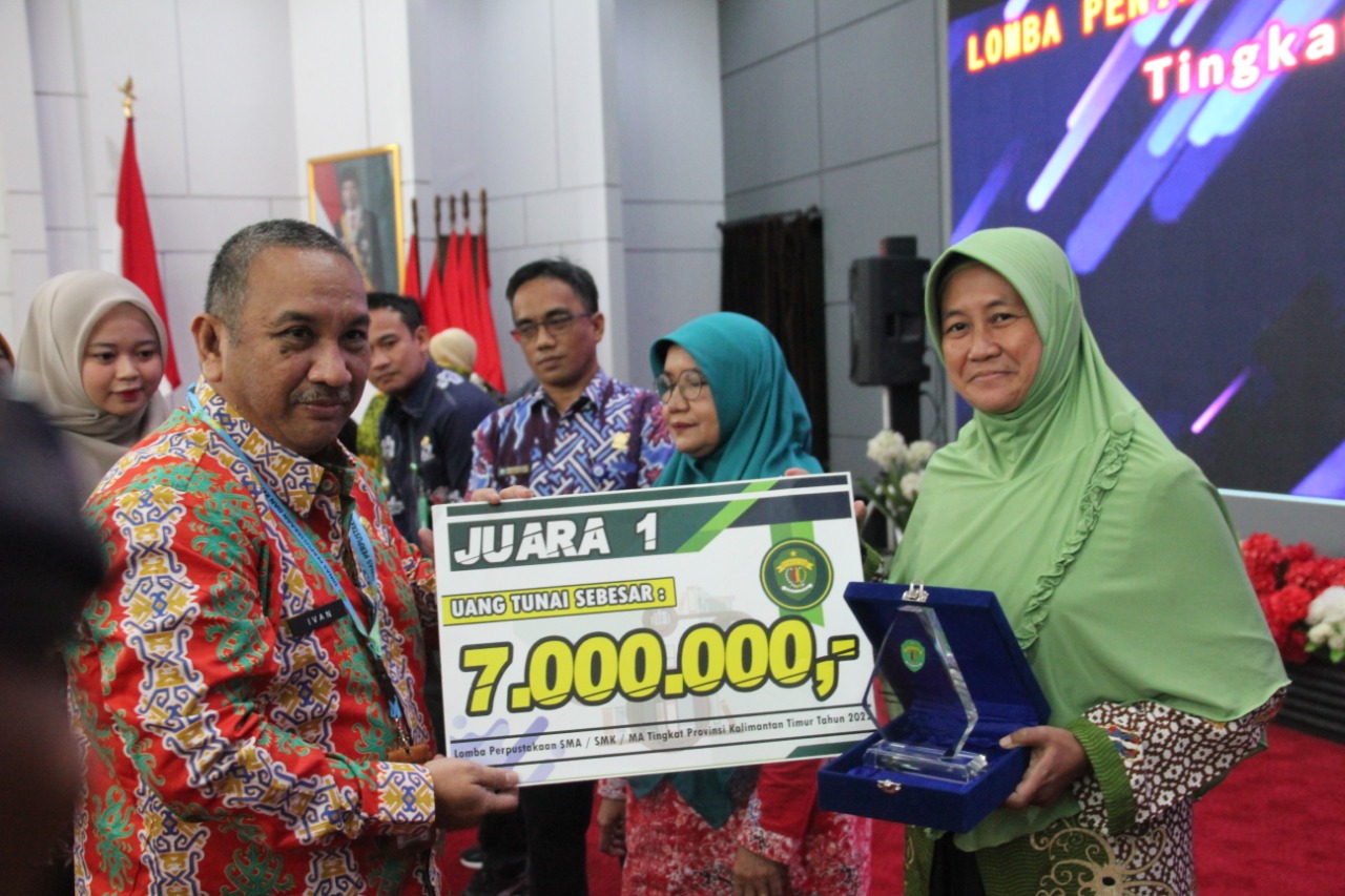 SELAMAT: Kadis DPK Kaltim M Syafranuddin (kiri) saat memberikan hadiah kepada para pemenang.