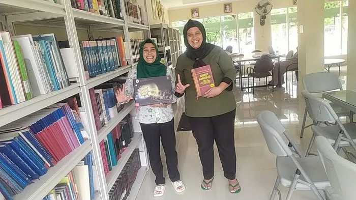 SEMANGAT: Terlihat mahasiswi Untag bersemangat ke Perpus kampus