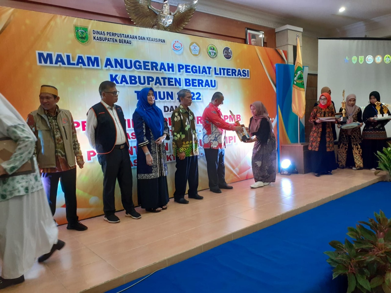 PENYERAHAN HADIAH : Kepala Dinas Perpustakaan dan Kearsipan Kaltim M Syafranuddin saat menyerahkan hadiah kepada salah satu pemenang lomba yang digelar DPK Berau dalam Festival Literasi Berau Tahun 2002.