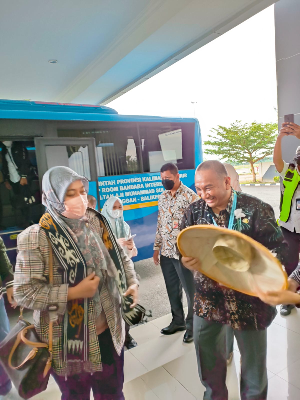 FOTO : Topi khas KALTIM diserahkan Kepala Dinas Perpustakaan dan Kearsipan (DPK) Kaltim, M Syafranuddin kepada Wagub Lampung Chusnunia Chalim saat tiba di Bandara Sultan Aji Muhammad Sulaiman – Sepinggan Balikpapan, Rabu (26/10).