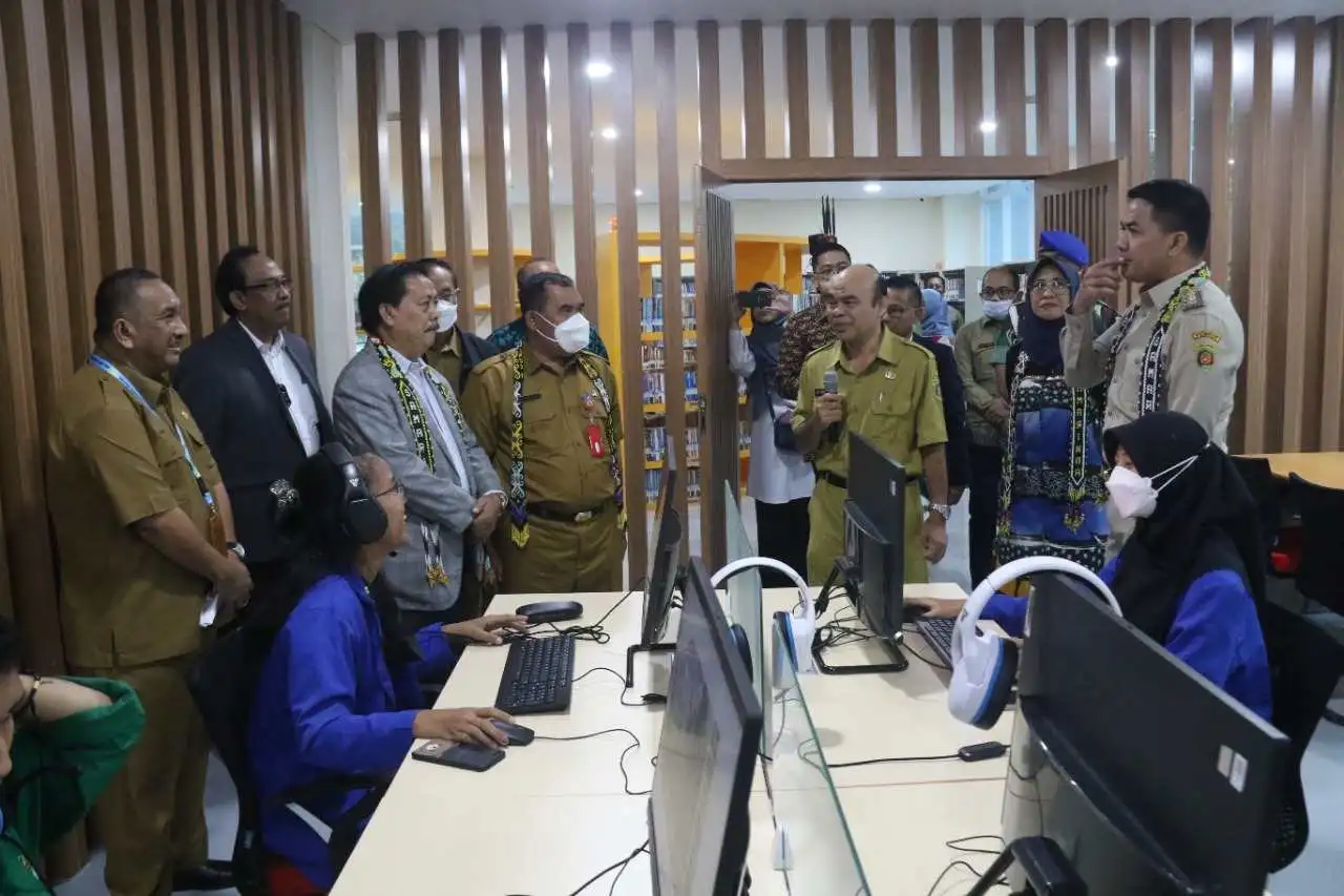 TINJAU: Peninjauan ruang pelayanan di Perpustakaan Samarinda saat peresmian gedung beberapa waktu lalu oleh Kepala Perpustakaan Nasional (Perpusnas) RI Muhammad Syarif Bando didampingi Wali Kota Samarinda Andi Harun, Wakil Ketua Komisi X DPR RI Hetifah Sjaifudian dan pejabat lainnya.