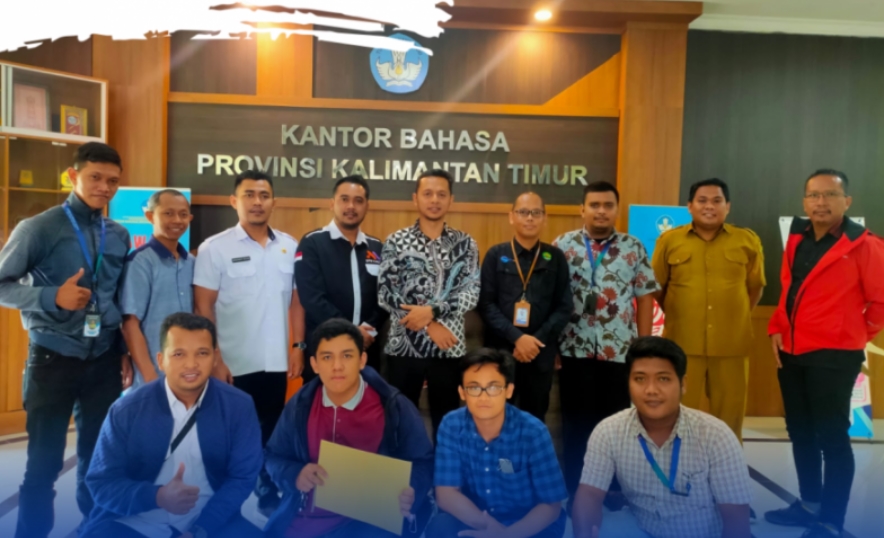 FOTO : Para pengelola media sosial di Samarinda melakukan foto bersama usai mengikuti penyuluhan Bahasa Indonesia oleh Kantor Bahasa Provinsi Kaltim.