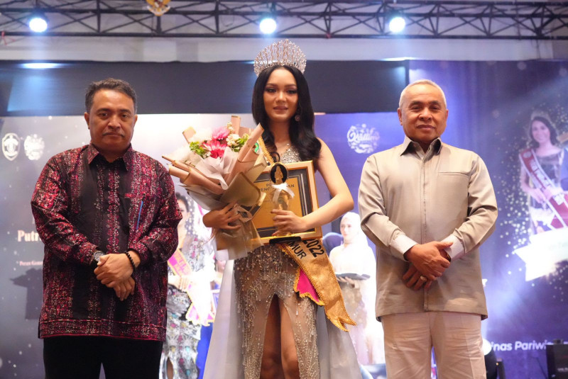 FOTO : Clara Claudya UmbohJuara I Putri Pariwisata Kaltim 2022 diapit Gubernur Kaltim, H Isran Noor (kanan) dan Kepala Dinas Pariwisata Kaltim, Ahmad Herwansyah di acara penobatan Putri Pariwisata dan Duta Wisata Kaltim Tahun 2022 di Samarinda.