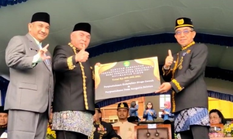 FOTO : Gubernur Kaltim Isran Noor (tengah) hadir dalam peringatan HUT Kabupaten Kutim ke-23 tahun.