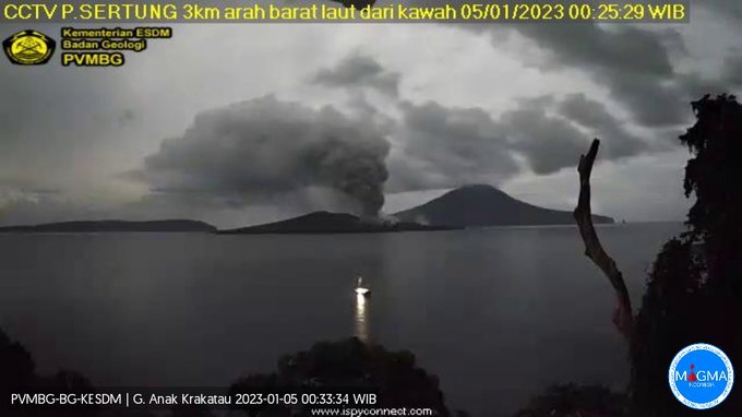 FOTO : Gunung Anak Krakatau, Lampung, kembali erupsi pada Kamis (5/1) dini hari.