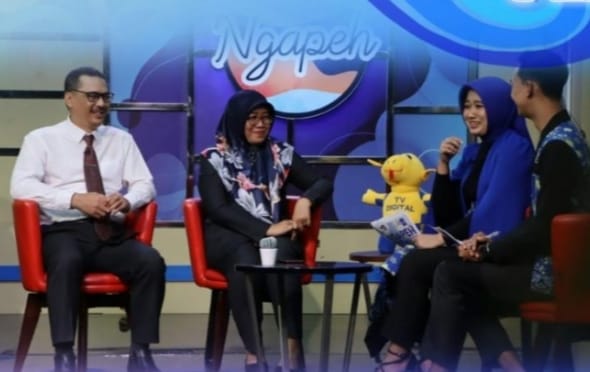 FOTO : Kepala Dinas Kominfo Kaltim Muhammad Faisal (kemeja putih) dan Siti Sugiyanti hadir dalam acara talk show di salah satu televisi milik pemerintah di Kaltim.