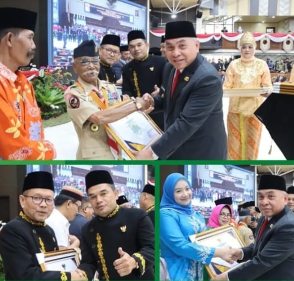 FOTO : Gubernur Kaltim Isran Noor (foto atas) menyerahkan penghargaan kepada tokoh berjasa di Kaltim dalam perayaan HUT Pemrov Kaltim ke-66 tahun.