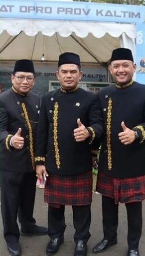 FOTO : dari kiri : Sekretaris DPRD Kaltim, M Ramadhan, Ketua DPRD Kaltim Hasanuddin Mas’ud dan Wakil Ketua DPRD Kaltim Seno Aji hadir di puncak HUT Pemprov Kaltim di stadion Kadrie Oening, Sabtu 07/01/2023.