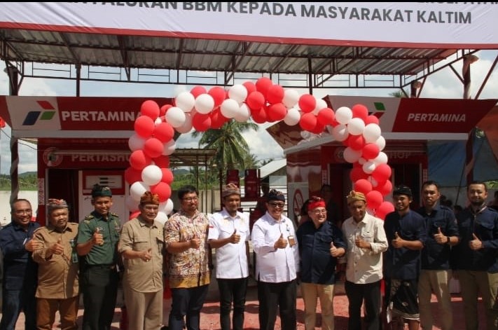 FOTO : Ketua Komisi II Nidya Listiyono (enam kiri) abadikan momen bersama usai memotong pita.