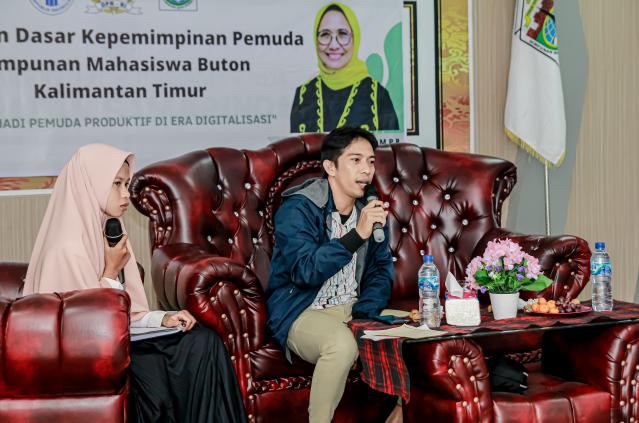 Foto : Ketua KPID Kaltim Irwansyah menyampaikan dengan digitalisasi kita dapat menggenggam dunia.