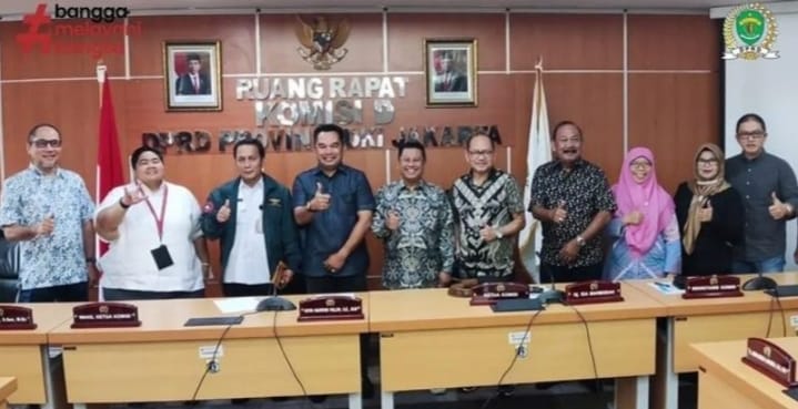 FOTO : Ketua DPRD Kaltim Hasanuddin Mas’ud (empat kiri) didampingi Wakil Ketua DPRD Kaltim Sigit Wibowo (enam kanan) foto bersama seusai kunker ke DPRD provinsi DKI Jakarta.