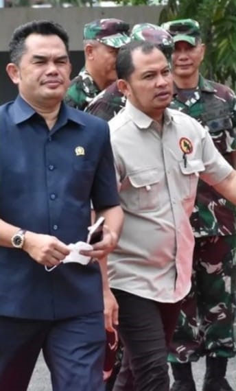FOTO : Hamas (kiri) saat berjalan menuju Bandara SAMS Sepinggan untuk menyambut kedatangan sang Jendral TNI di ruang tunggu VVIP.