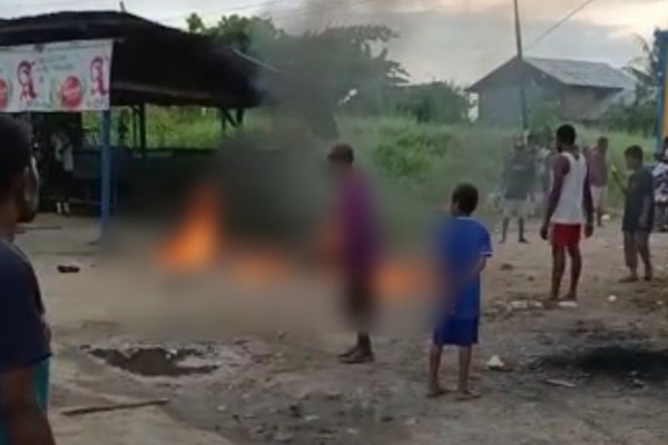 FOTO : Korban tergeletak di tanah dengan kondisi api sedang menyala, IDN Times/ Istimewa