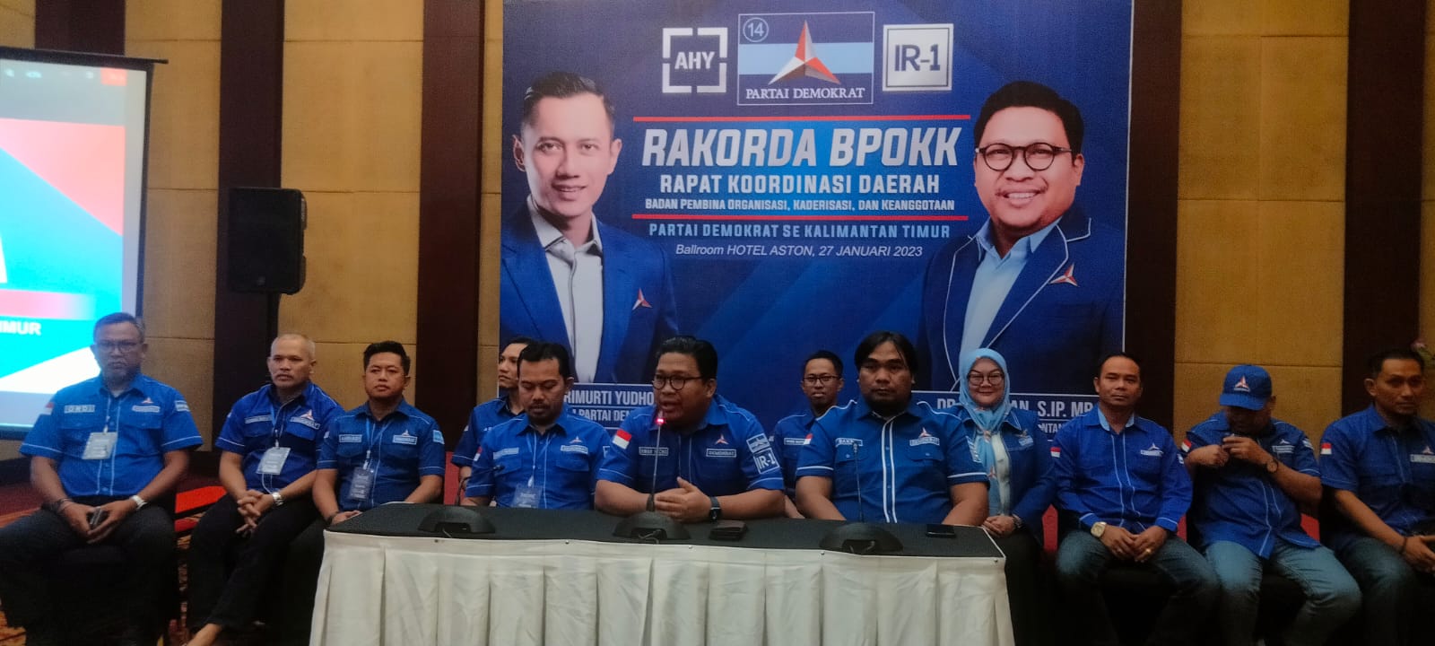 Ketua DPD Demokrat Kaltim H Irwan saat melakukan jumpa pers didampingi Sekretaris Demokrat Kaltim Wibowo Handoko (baris depan, kiri) dan Bendum Bakri Hadi (kanan) yang berlangsung di hotel Aston Samarinda, Jumat (27/1).