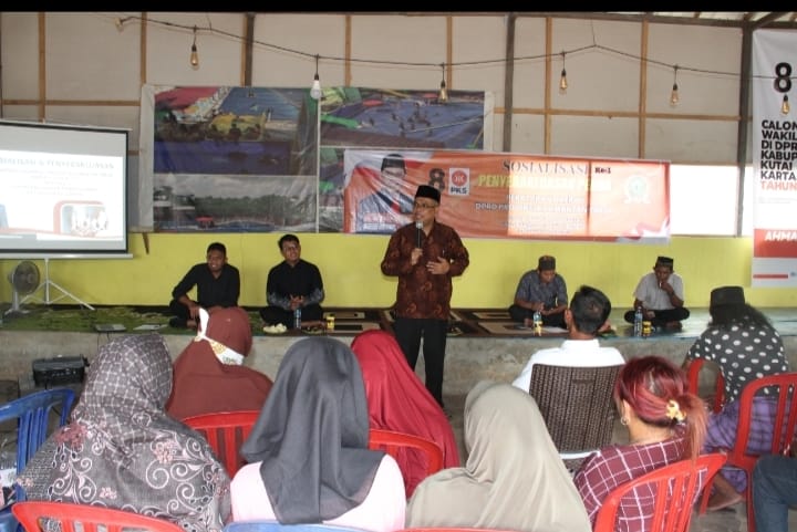 FOTO : Anggota DPRD Kaltim H Ali Hamdi berdiri di hadapan peserta Sosper ketahanan keluarga di Desa Kerta Buana, Sabtu (28/01/23).