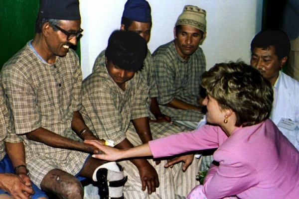 FOTO : Putri Diana dengan penderita Kusta (huffingtonpost.co.uk)