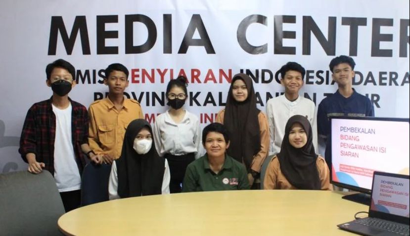 Foto : Komisioner Bidang Pengawasan Isi Siaran KPID Kaltim Adji Novita Wida Vantina bersama para siswa prakerin usai pembekalan P3SPS di kantor KPID Kaltim kemarin.