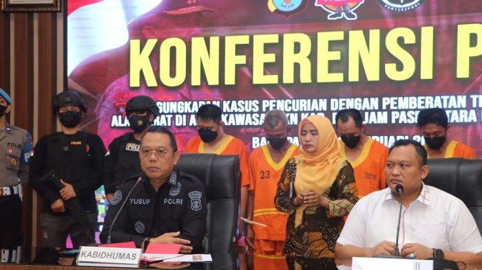 FOTO : Ditreskrimum Polda Kaltim menjaring lima orang tersangka yang terlibat dalam aksi pencurian onderdil alat berat untuk proyek di kawasan IKN Nusantara.