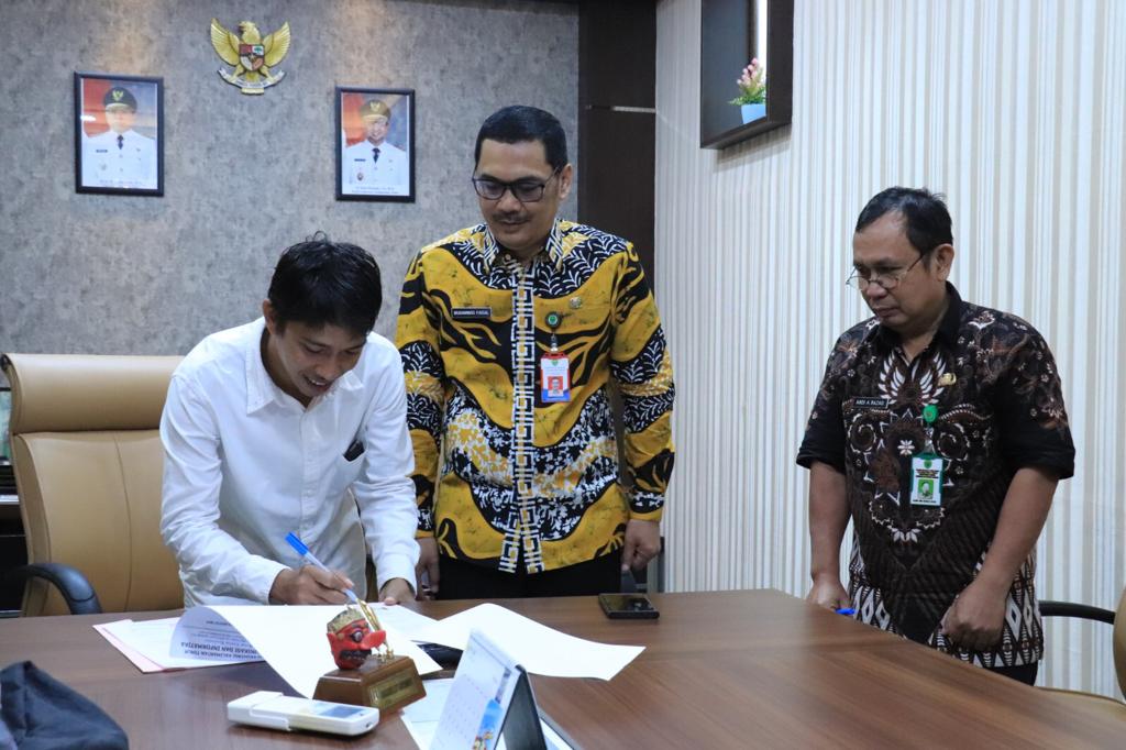 FOTO : Ketua KPID Irwansyah saat menekan MoU bersama Kadis Kominfo Kaltim terkait dana hibah untuk menunjang kinerja KPID Kaltim.