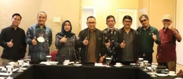 Foto : Anggota DPRD Kaltim Sarkowi V Zahry (tengah, kacamata) foto bersama anggota DPRD lainnya usai memimpin rapat tim renja pada waktu lalu.