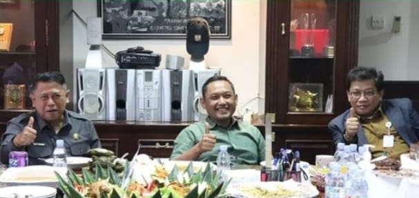 FOTO : Sekretaris DPRD Provinsi Kaltim M Ramadhan (paling kanan) foto bersama para Wakil Ketua DPRD Kaltim waktu lalu.