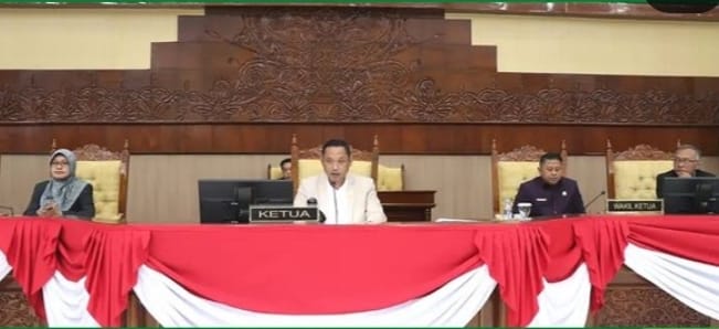 Foto : Wakil Ketua DPRD Kaltim Seno Aji saat memimpin rapat paripurna ke-5 kemarin.