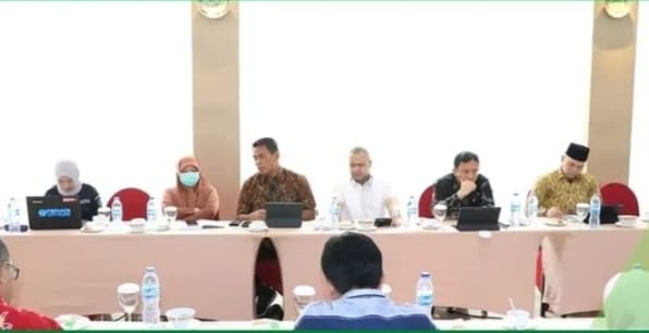 Foto : Ketua Komisi IV DPRD Kaltim Akhmed Reza Fachlevi (baju putih) saat memimpin rapat bersama Disdikbud Kaltim kemarin.