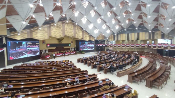 RAPAT: Suasana paripirna penyampaian laporan hasil kerja Pansus Investigasi Pertambangan DPRD Kaltim.