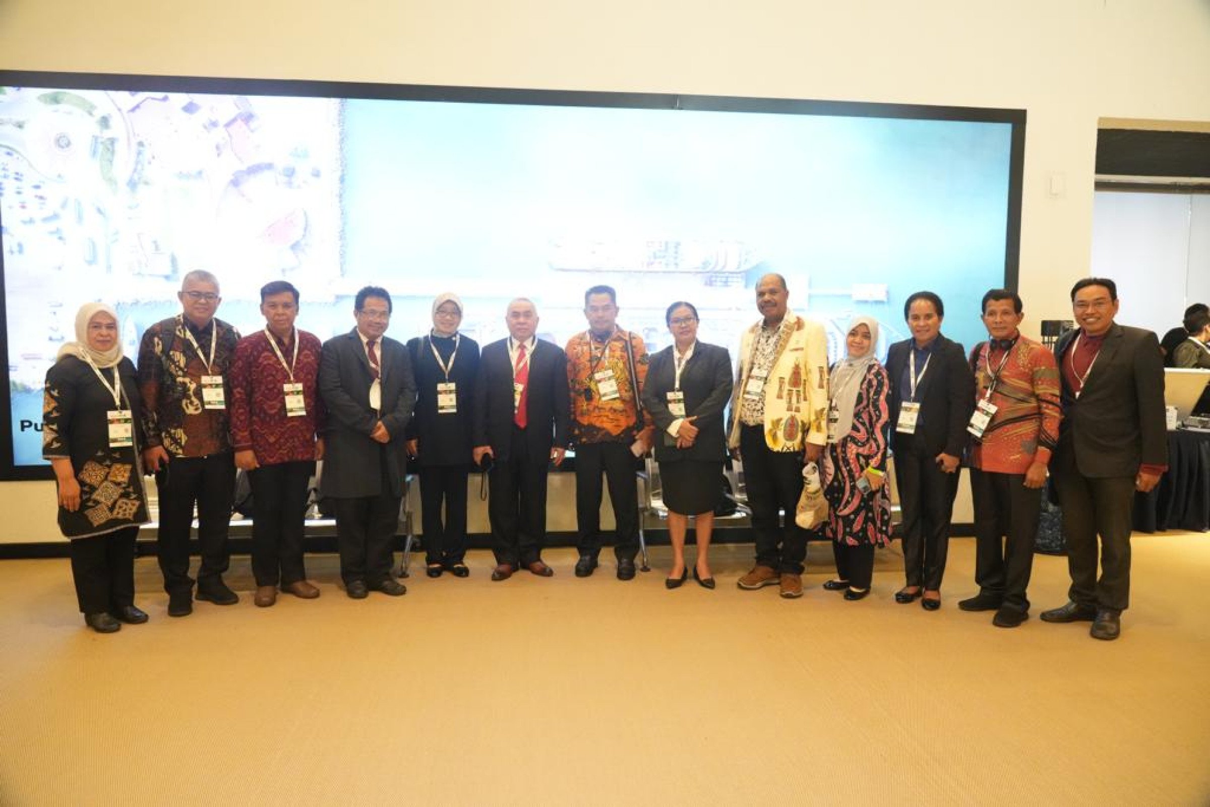 FOTO : Ketua DPRD Kaltim (batik orange) saat menghadiri Pertemuan Tahunan GCF Task Force ke-13 yang diselenggarakan di Cetro de Convencionnes Yucatan Siglo XXI Kota Merida, Provinsi Yukatan, Meksiko pada Selasa (7/2/2023).