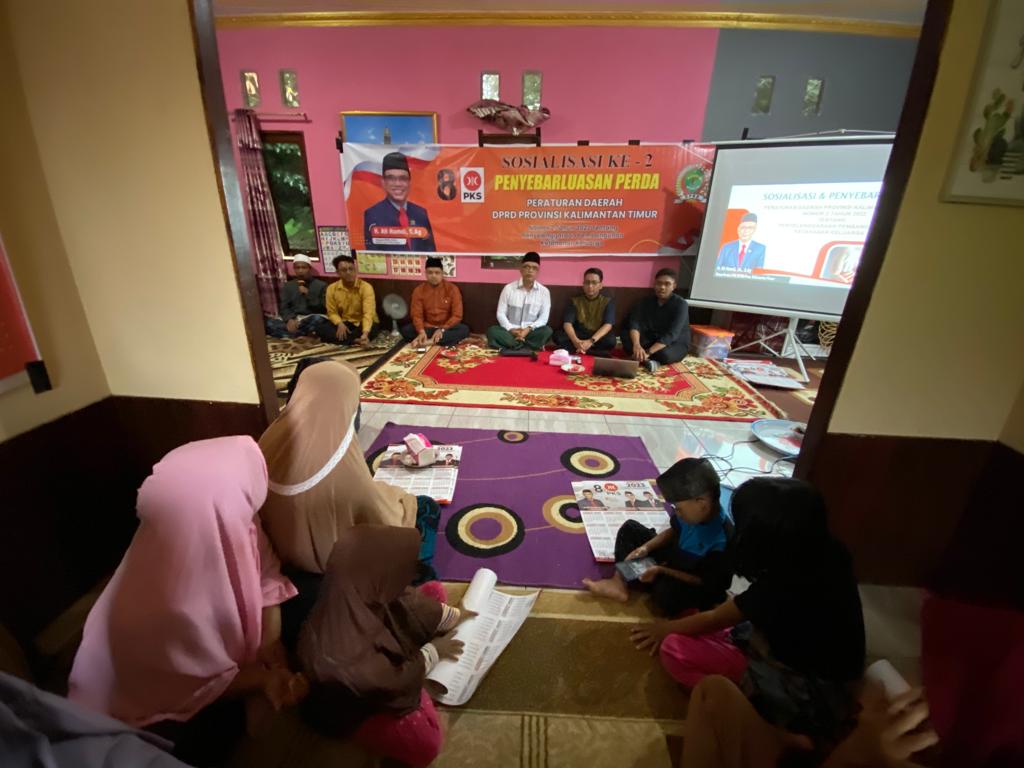 FOTO : Anggota DPRD Kaltim Ali Hamdi (depan, kemeja putih) gelar Sosper Ketahanan Keluarga di Desa Bangun Rejo waktu lalu.