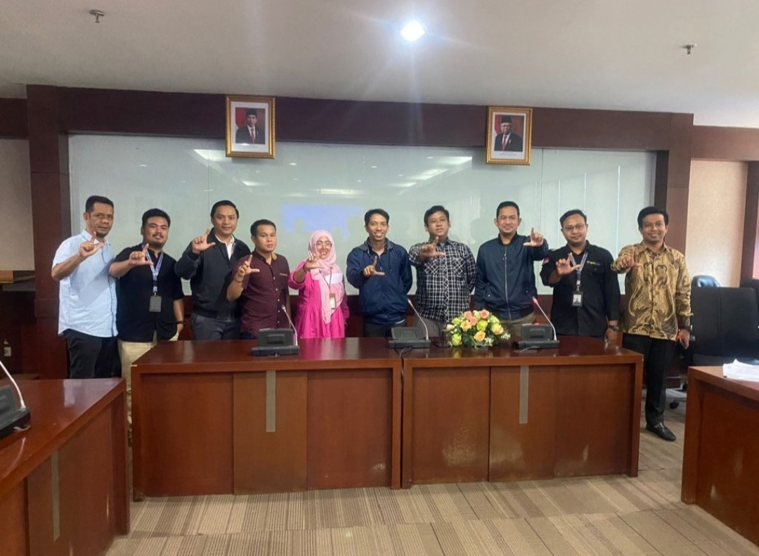 Foto : Ketua KPID Kaltim Irwansyah (lima kanan) bersama awak media abadikan momen bersama.