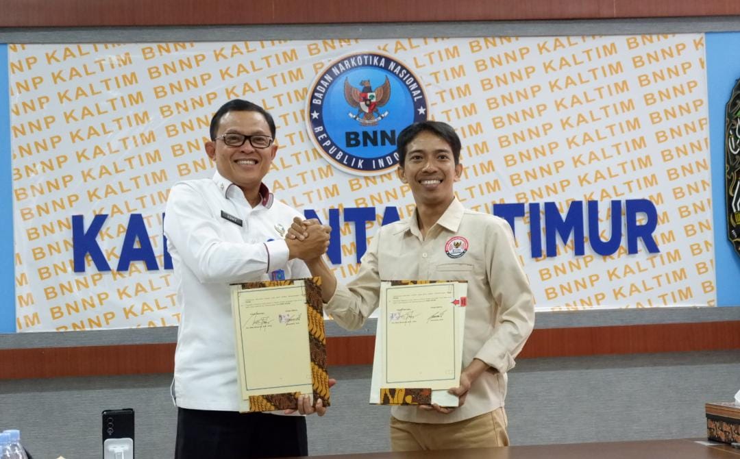 FOTO : Ketua KPID Kaltim Irwansyah (kanan) dan BNNK foto bersama.