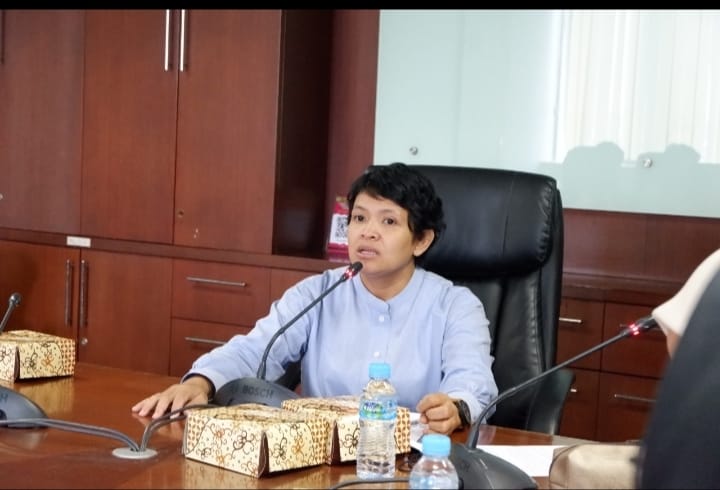 Koorbid Bidang PIS Adji Novita Wida Vantina saat menggelar rapat dan bimbingan teknis bersama tim pemantau di Ruang Tenguyun Kantor Gubernur Kaltim, Kamis (9/3/2023), Foto by Humas KPID Kaltim