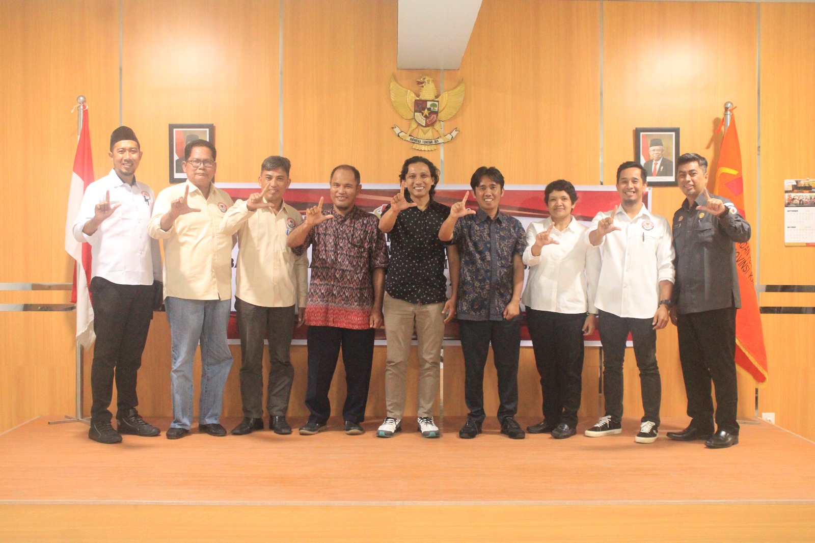 Foto Bersama Komisioner KPID Kaltim dan Komisioner Bawaslu Kaltim