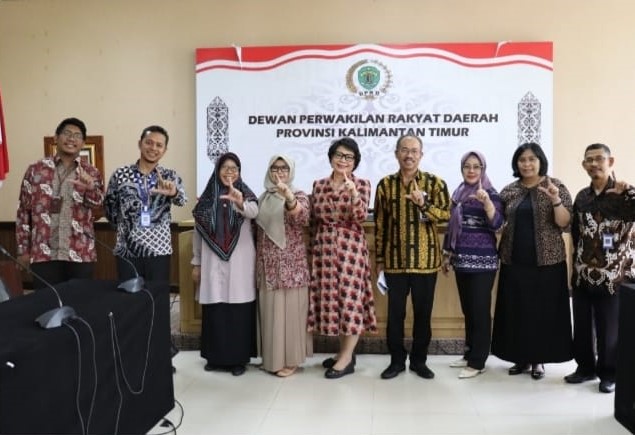 Foto bersama usai Rapat Dengar Pendapat (RDP) Pansus pembahas Ranperda Bahasa bersama Kantor Bahasa Kaltim. (Foto: Garda.co.id/Rifai/HO)
