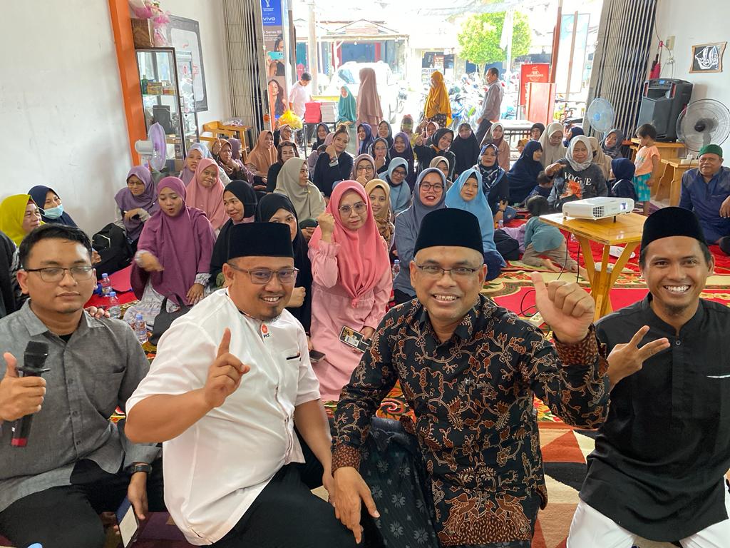 FOTO : Anggota DPRD Kaltim H Ali Hamdi (pakai batik) laksanakan Sosper ketahanan keluarga di Kecamatan Muara Badak, Kabupaten Kukar kemarin.