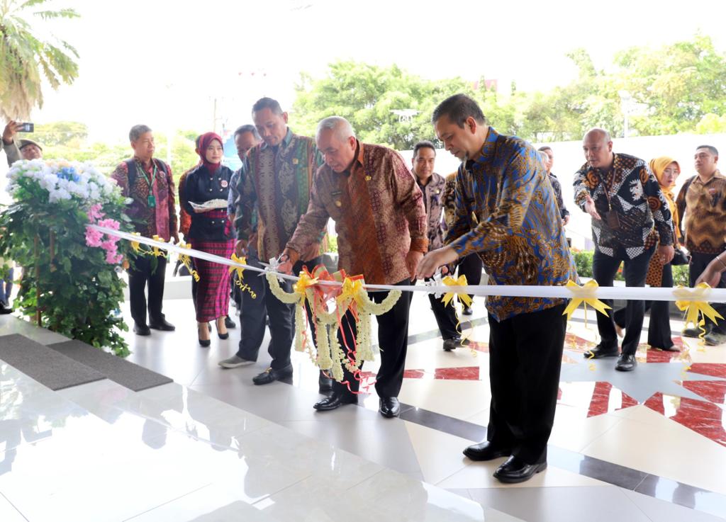GEDUNG BARU: Gubernur Kaltim Isran Noor (dua kanan) saat memotong pita di gedung baru BPKAD, Jalan Kusuma Bangsa.