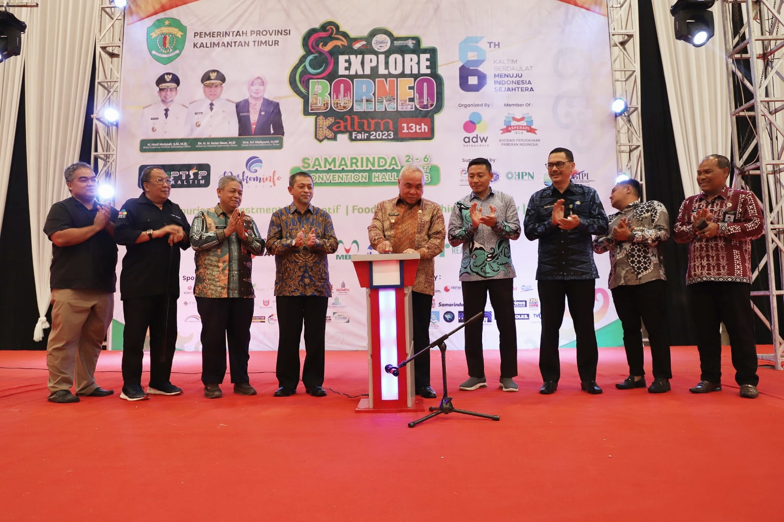 TINGKATKAN EKONOMI: Gubernur Kaltim Isran Noor saat membuka Kaltim Fair ke-13 kemarin.