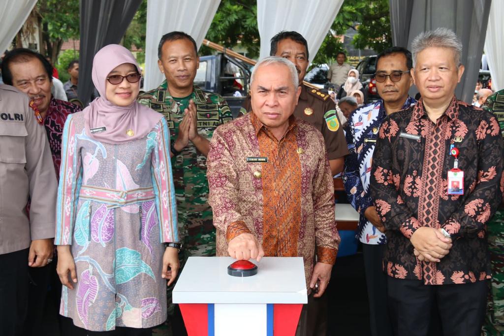 BANGUN KALTIM: Gubernur Provinsi Kalimantan Timur, Isran Noor (tengah) saat menekan tombol peresmian gedung untuk peningkatan infrastruktur di Kaltim.