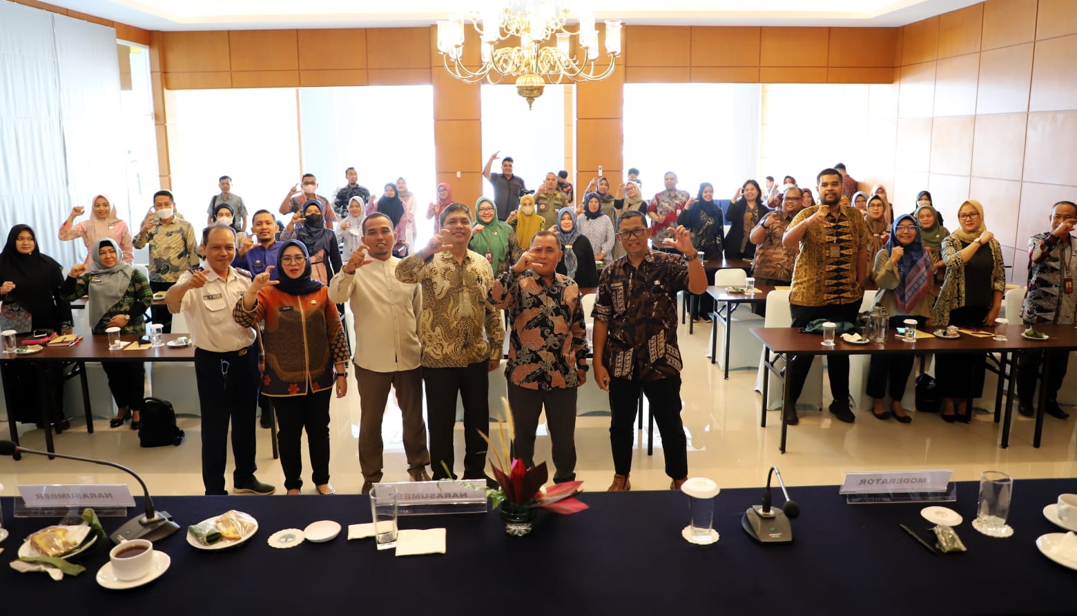 SINERGI: Narasumber dan peserta FGD saat foto bersama usai acara.