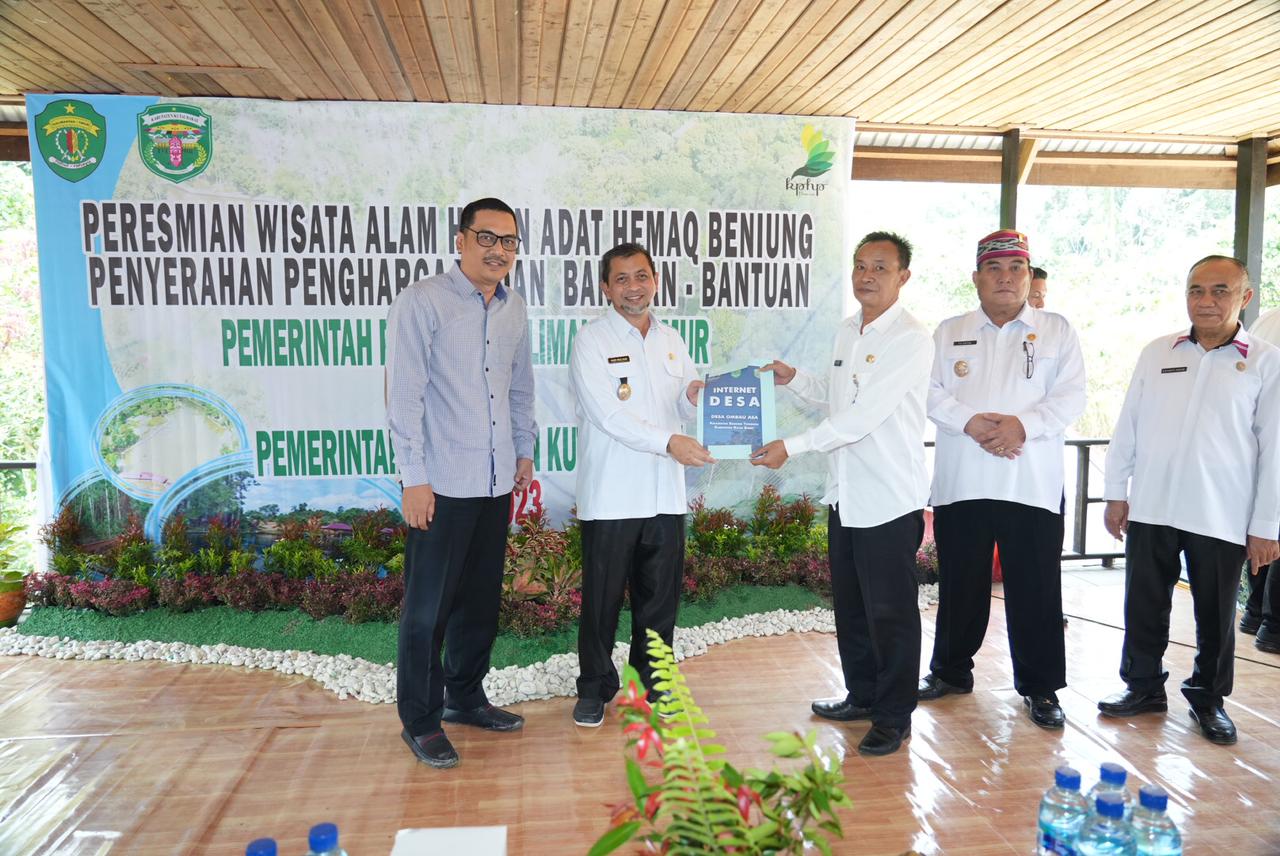 SERAHKAN: Internet desa dari Diskominfo Kaltim secara simbolis diserahkan Wakil Gubernur (Wagub) Kaltim Hadi Mulyadi (dua kiri) saat kunjungan kerjanya ke Kubar.