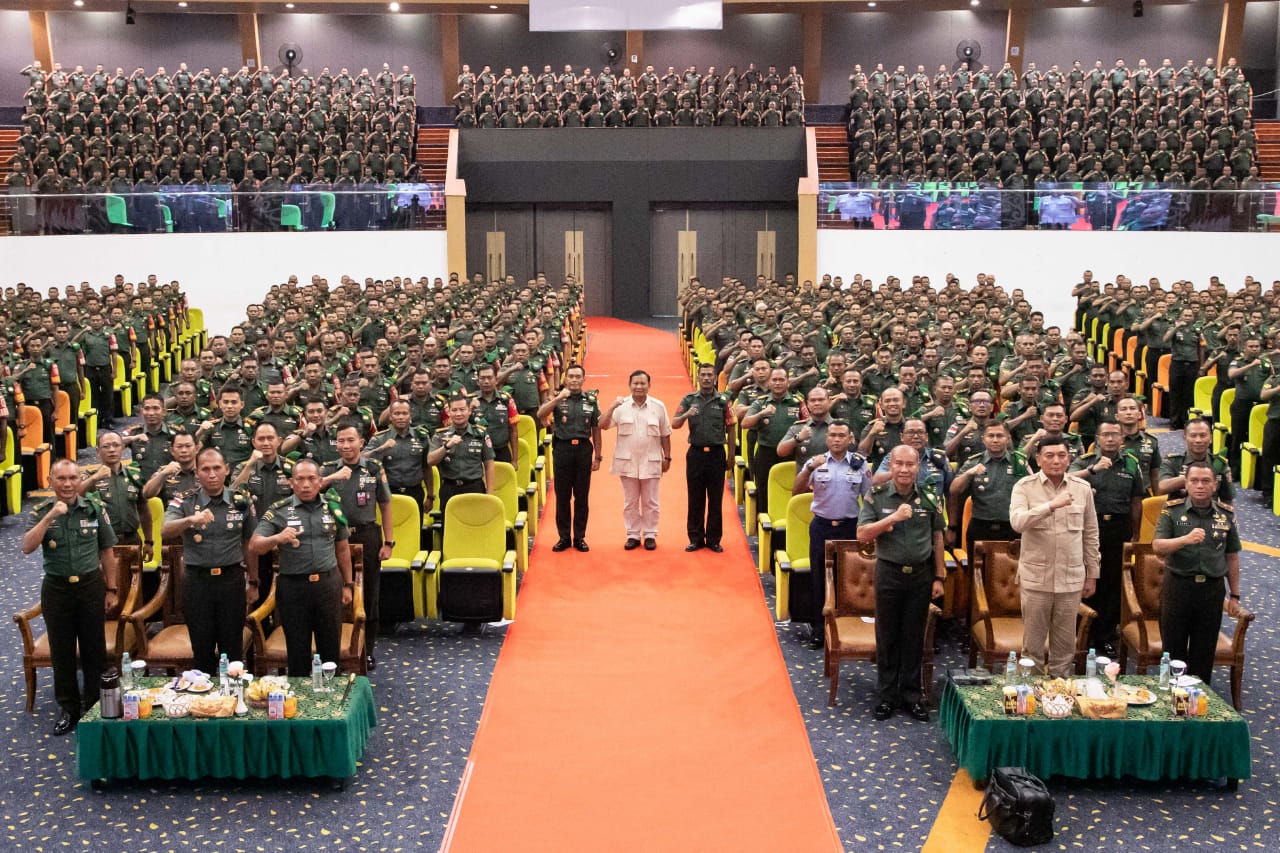 SALAM SATU KOMANDO: Menteri Pertahanan Republik Indonesia (Menhan RI) Prabowo Subianto bersama ribuan prajurit TNI Kodam VI/Mulawarman.